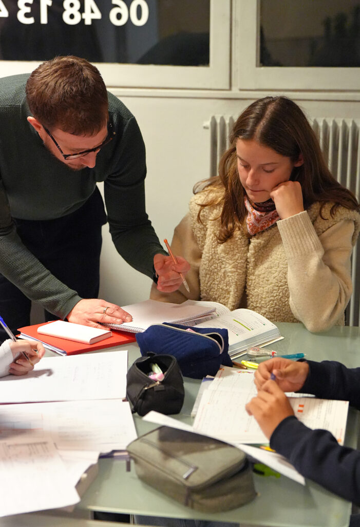 Image montrant David de Courbes et Calculs offrir du soutien scolaire à une élève DSC09382